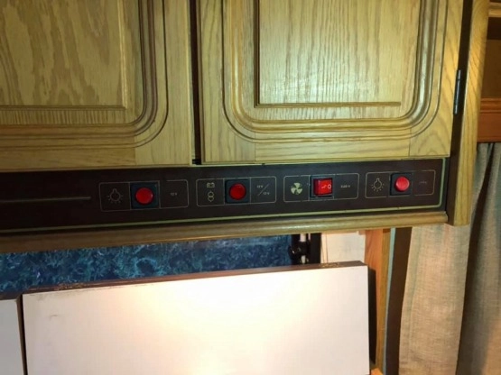                         Przyczepa campingowa Burstner LUX 455 TN, przedsionek, łazienka, woda, truma, podłoga do przedsionka - zdjęcie 16
                        