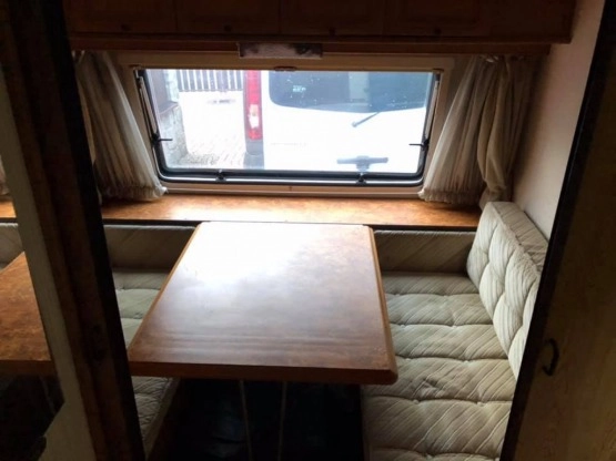                         Przyczepa campingowa Burstner LUX 455 TN, przedsionek, łazienka, woda, truma, podłoga do przedsionka - zdjęcie 23
                        