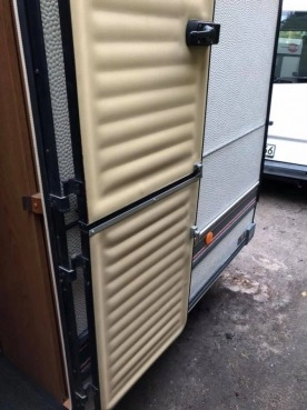                         Przyczepa campingowa Burstner LUX 455 TN, przedsionek, łazienka, woda, truma, podłoga do przedsionka - zdjęcie 2
                        