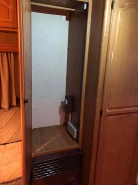                         Przyczepa campingowa Burstner LUX 455 TN, przedsionek, łazienka, woda, truma, podłoga do przedsionka - zdjęcie 3
                        