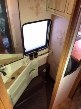                         Przyczepa campingowa Burstner LUX 455 TN, przedsionek, łazienka, woda, truma, podłoga do przedsionka - zdjęcie 4
                        