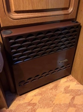                         Przyczepa campingowa Burstner LUX 455 TN, przedsionek, łazienka, woda, truma, podłoga do przedsionka - zdjęcie 9
                        