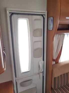                         Przyczepa kempingowa Hobby 560 Ufe Excellent z DK mover, klima, namiot, TV - zdjęcie 2
                        