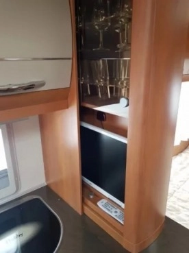                         Przyczepa kempingowa Hobby 560 Ufe Excellent z DK mover, klima, namiot, TV - zdjęcie 7
                        