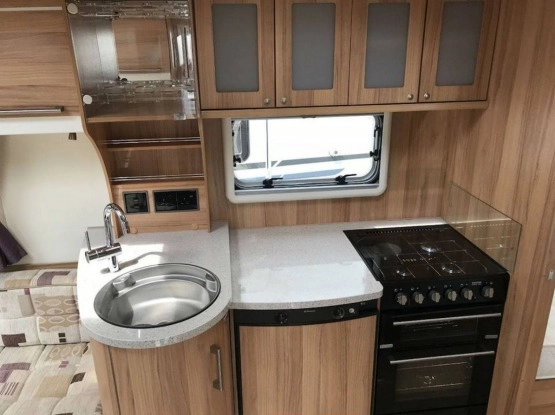                         Przyczepa kempingowa BAILEY UNICORN PANORAMA + ALDE - FILMIK - zdjęcie 4
                        