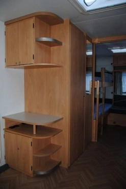                         BURSTNER 530 Zarejestrowana! 6-osobowa! Łóżko piętrowe! Przedsionek! Ciepła woda! - zdjęcie 3
                        