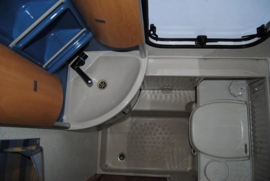                         BURSTNER 530 Zarejestrowana! 6-osobowa! Łóżko piętrowe! Przedsionek! Ciepła woda! - zdjęcie 5
                        