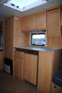                         BURSTNER 530 Zarejestrowana! 6-osobowa! Łóżko piętrowe! Przedsionek! Ciepła woda! - zdjęcie 7
                        