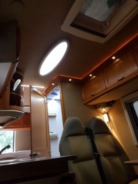                         Peugeot Boxer Kamper, pojemność 3,0, solar, markiza - zdjęcie 2
                        