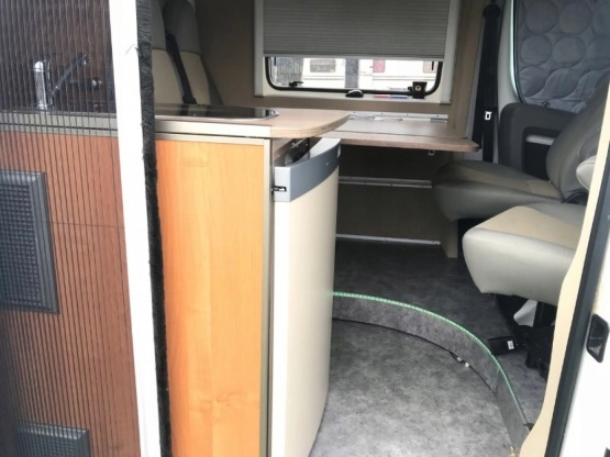                         Peugeot Boxer Kamper, pojemność 3,0, solar, markiza - zdjęcie 4
                        