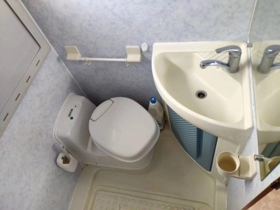                         Sprzedam kampera Chausson Ford Transit 1999 rok, 6-osobowy - zdjęcie 13
                        