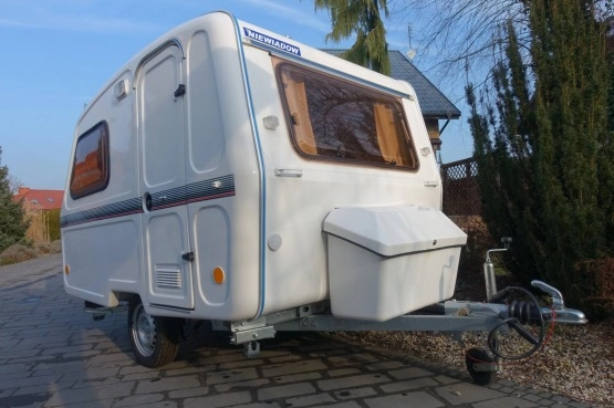                         Nowa Przyczepa Kempingowa 3-osobowa produkcji Niewiadów model N126D. DMC 750kg. - zdjęcie 1
                        