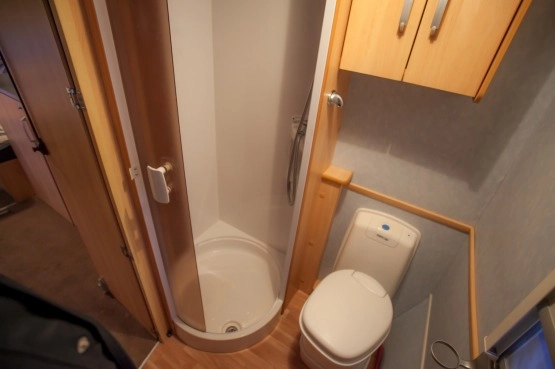                         Przyczepa Kempingowa Sterling Vitesse 460 2005 rok - zdjęcie 12
                        