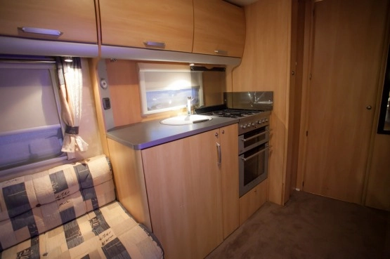                         Przyczepa Kempingowa Sterling Vitesse 460 2005 rok - zdjęcie 13
                        