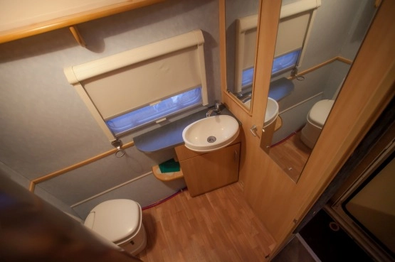                         Przyczepa Kempingowa Sterling Vitesse 460 2005 rok - zdjęcie 16
                        