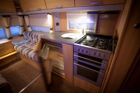                         Przyczepa Kempingowa Sterling Vitesse 460 2005 rok - zdjęcie 8
                        