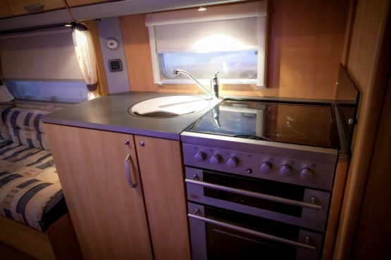                         Przyczepa Kempingowa Sterling Vitesse 460 2005 rok - zdjęcie 9
                        