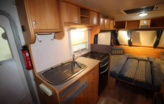                         Przyczepa Adria 530 z 2005 roku - zdjęcie 9
                        