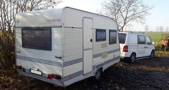                         Przyczepa campingowa z 1994 roku z samochodem - zdjęcie 1
                        