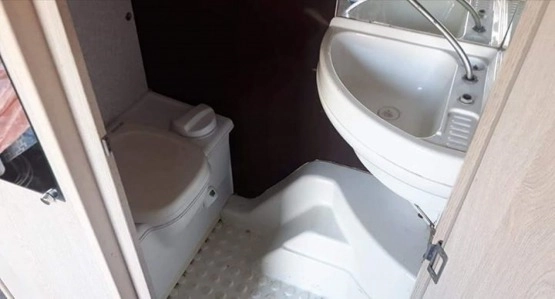                         Przyczepa campingowa z 1994 roku z samochodem - zdjęcie 2
                        