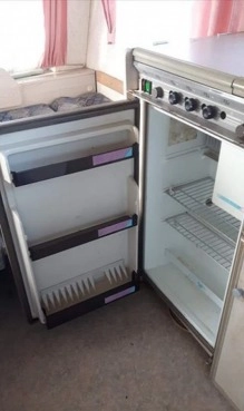                         Przyczepa campingowa z 1994 roku z samochodem - zdjęcie 3
                        