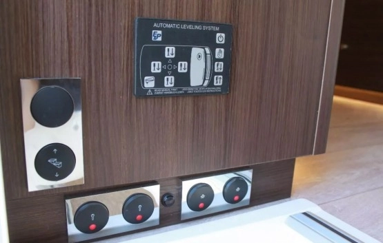                         Mercedes-Benz MORELO EMPIRE LINNER 100GB - zdjęcie 17
                        