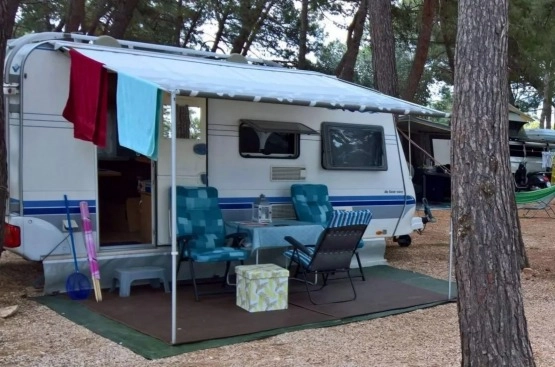                         Przyczepa Hobby 440 De Luxe Easy, 2003 rok - zdjęcie 13
                        