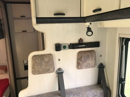                         Kamper na bazie mercedesa Mercedes, alkowa, 6 osób, piętrowe łóżko - zdjęcie 3
                        