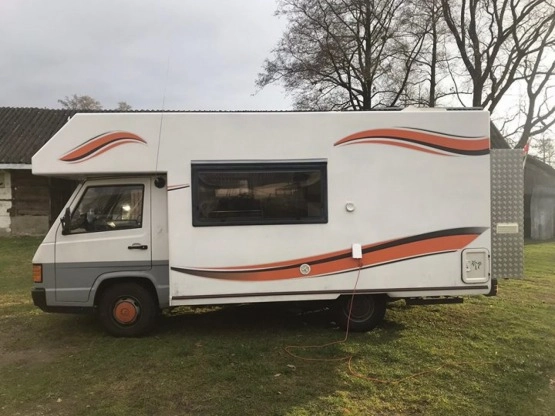                         Kamper na bazie mercedesa Mercedes, alkowa, 6 osób, piętrowe łóżko - zdjęcie 4
                        