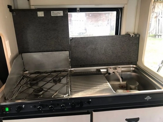                         Kamper na bazie mercedesa Mercedes, alkowa, 6 osób, piętrowe łóżko - zdjęcie 8
                        