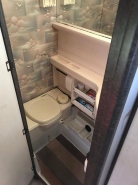                         Kamper na bazie mercedesa Mercedes, alkowa, 6 osób, piętrowe łóżko - zdjęcie 9
                        