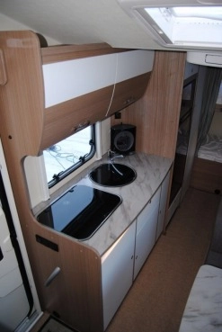                         Wynajmę ! Wypożyczę ! Nowy Kamper CARADO 6 osób 2.0 HDI 130 KM z 2018 roku - zdjęcie 11
                        