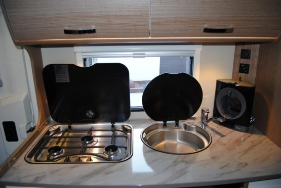                         Wynajmę ! Wypożyczę ! Nowy Kamper CARADO 6 osób 2.0 HDI 130 KM z 2018 roku - zdjęcie 14
                        