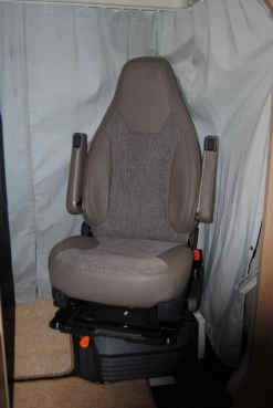                         Wynajmę ! Wypożyczę ! Nowy Kamper CARADO 6 osób 2.0 HDI 130 KM z 2018 roku - zdjęcie 9
                        