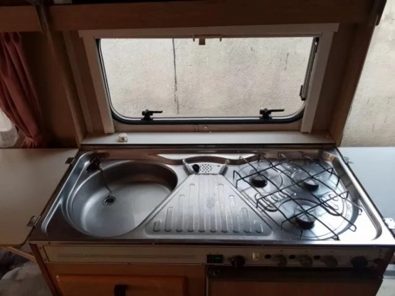                         Avento Royal 445 - solar, terma. Sucha! Zadbana! - zdjęcie 2
                        