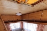                         salon, kanapa, łóżko, sypialnia, stół, stolik, lampa, przyczepa kemingowa
                        