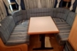                        salon, kanapa, stół, stolik, dodatkowe miejsce do spania, Hobby 495 De Luxe UL
                        