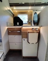                         Zlewozmywak i kuchenka
                        