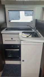                         Zlewozmywak i kuchenka
                        