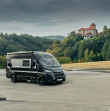                         Kamper na placu pokazowym
                        