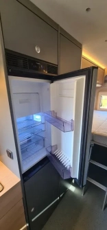                         Lodówka otwarta z lewej strony
                        