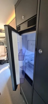                         Lodówka otwarta z prawej strony
                        