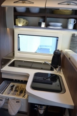                         Kampery do wynajęcia kamper wynajem campera camper Benimar 363 Sport - zdjęcie 16
                        