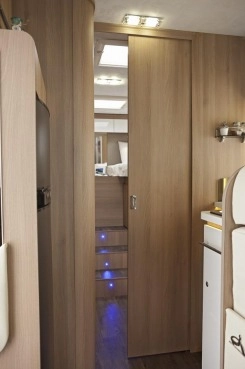                         Sprzedam kampera w stanie idealnym, Magis 84 XT, Warszawa - zdjęcie 1
                        