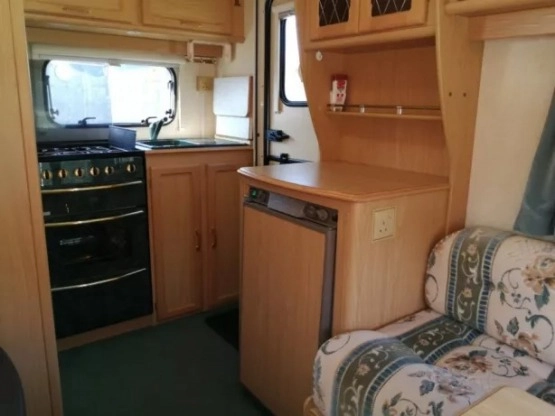                         Przyczepa kempingowa Lunar 2/3 osobowa z przedsionkiem i napędem, 2001 - zdjęcie 3
                        