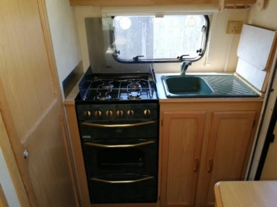                         Przyczepa kempingowa Lunar 2/3 osobowa z przedsionkiem i napędem, 2001 - zdjęcie 5
                        