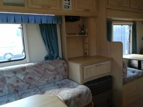                         Przyczepa kempingowa 4/5 osobowa Lunar z przedsionkiem i napędem, 1998 - zdjęcie 4
                        