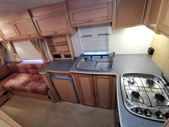                         Przyczepa Kempingowa Elddis Avante 472 MOVER + PRZEDSIONEK 2006 - zdjęcie 3
                        