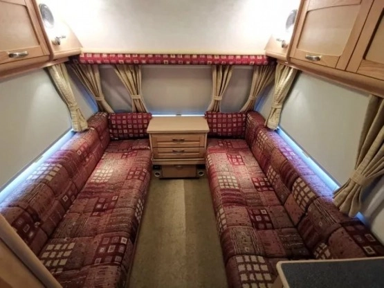                         Przyczepa Kempingowa Elddis Avante 472 MOVER + PRZEDSIONEK 2006 - zdjęcie 4
                        