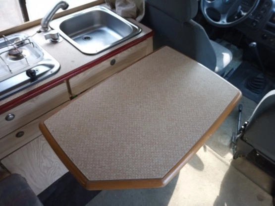                         KAMPER VAN - WYJĄTKOWY - 4 os. - 2 łóżka - wyposażenie - zdjęcie 3
                        